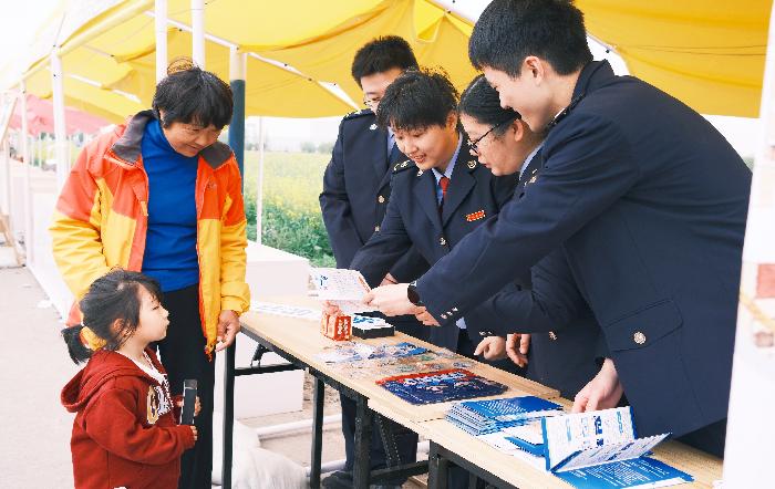 花神节里送春风 税宣服务暖人心——宝山区税务局开展税收宣传便民服务活动