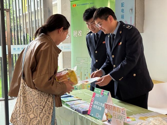助企便民沐春风 税费服务惠更好——闵行区税务局走进城投宽庭·九星社区开展税收宣传活动