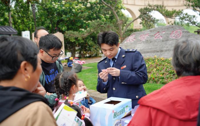 松江区税务局走进思贤公园开展税收法治宣传